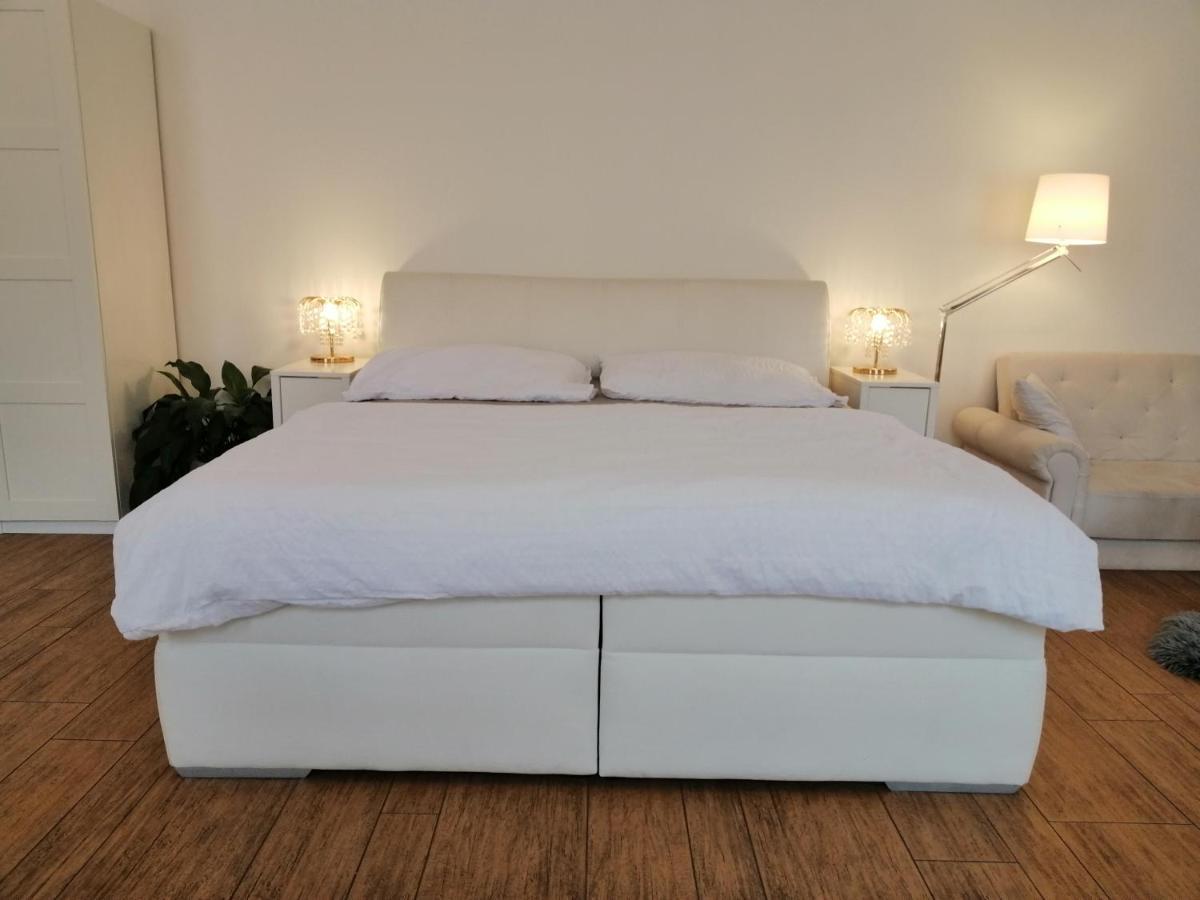 Luxury Design City Centre Apartment Брно Экстерьер фото